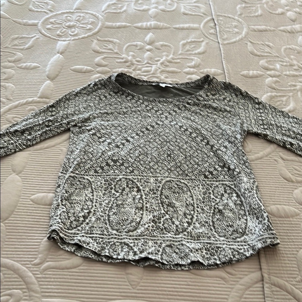 Women's Black and White Patterned Top